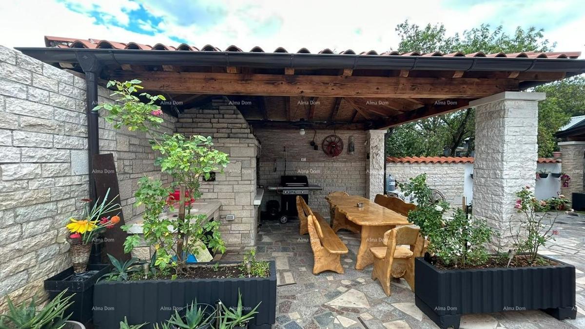 Pula Veli vrh. Prodajamo hišo z več apartmaji in bazenom.