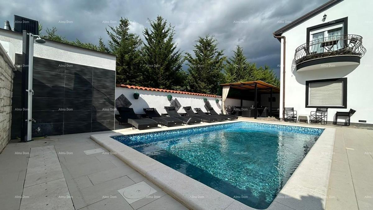 Pula Veli vrh. Prodajamo hišo z več apartmaji in bazenom.