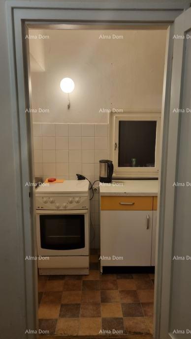 The translation of "Stan u centru Umaga" to Slovenian is "Stanovanje v centru Umaga."