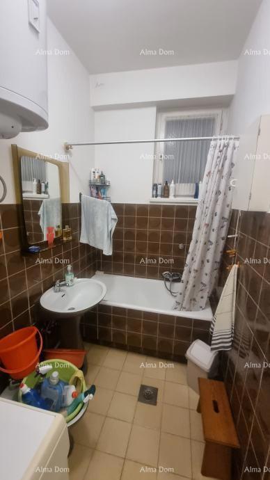 The translation of "Stan u centru Umaga" to Slovenian is "Stanovanje v centru Umaga."