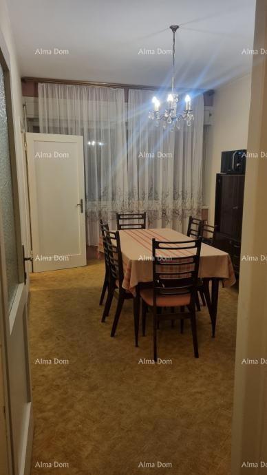 The translation of "Stan u centru Umaga" to Slovenian is "Stanovanje v centru Umaga."