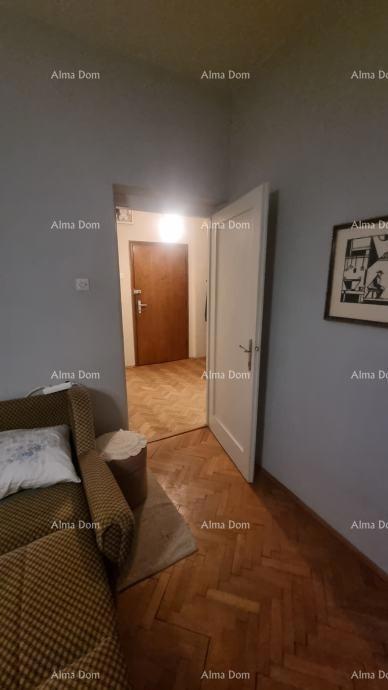 The translation of "Stan u centru Umaga" to Slovenian is "Stanovanje v centru Umaga."