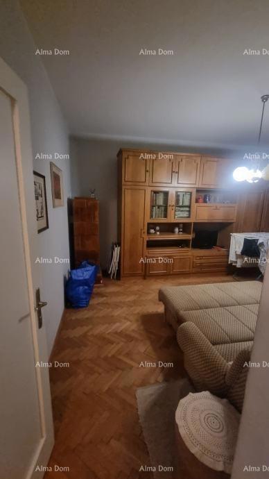 The translation of "Stan u centru Umaga" to Slovenian is "Stanovanje v centru Umaga."