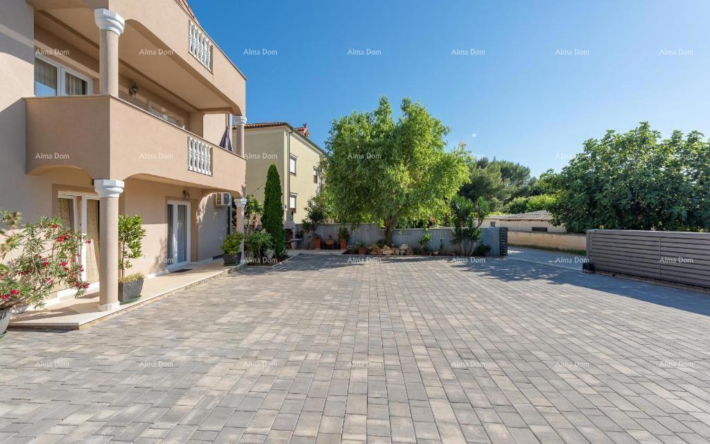 Medulin, samostoječa hiša s 5 apartmaji. Blizu Pošesa in plaž!.