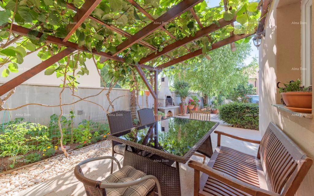 Medulin, samostoječa hiša s 5 apartmaji. Blizu Pošesa in plaž!.