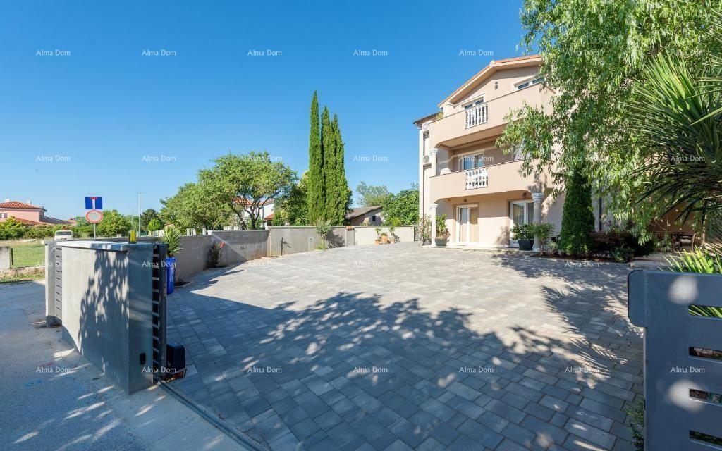 Medulin, samostoječa hiša s 5 apartmaji. Blizu Pošesa in plaž!.