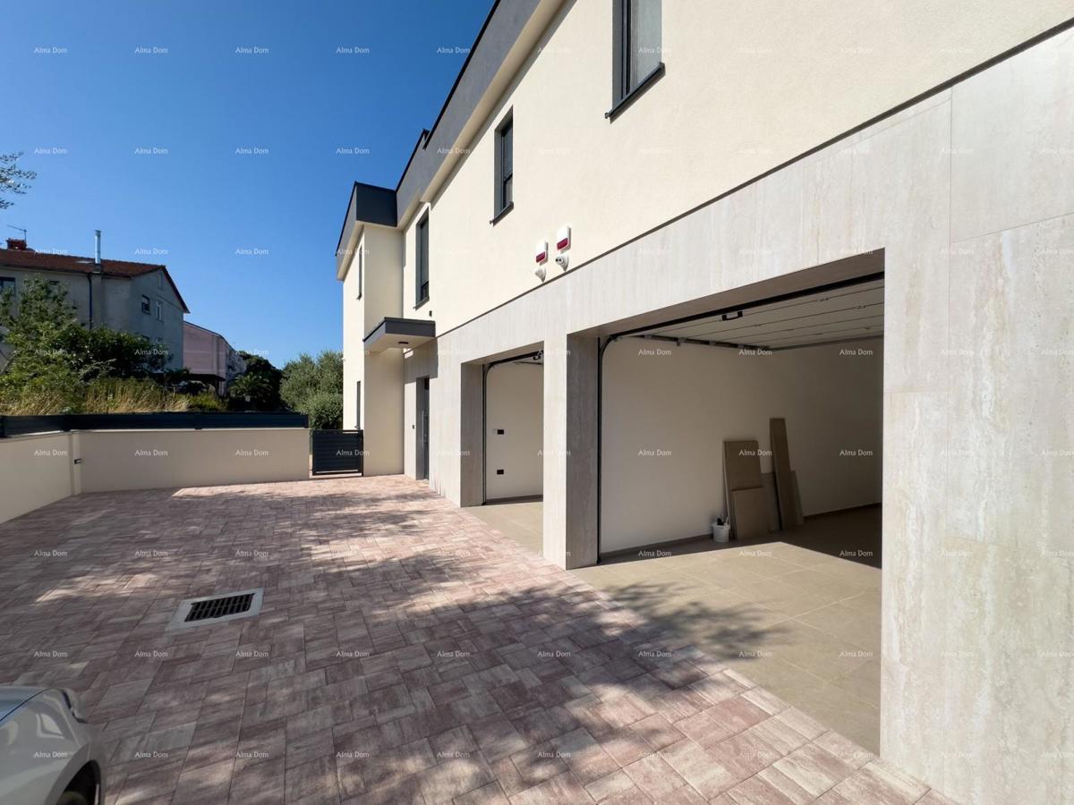 Prodamo vilo dvojček z bazenom in garažo