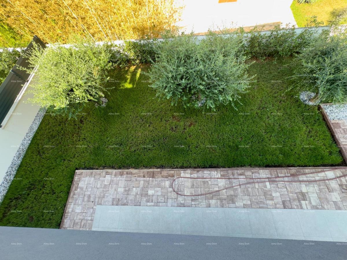 Prodamo vilo dvojček z bazenom in garažo