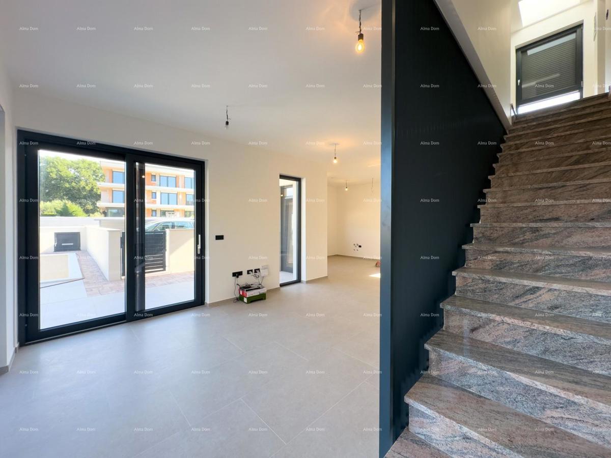 Prodamo vilo dvojček z bazenom in garažo