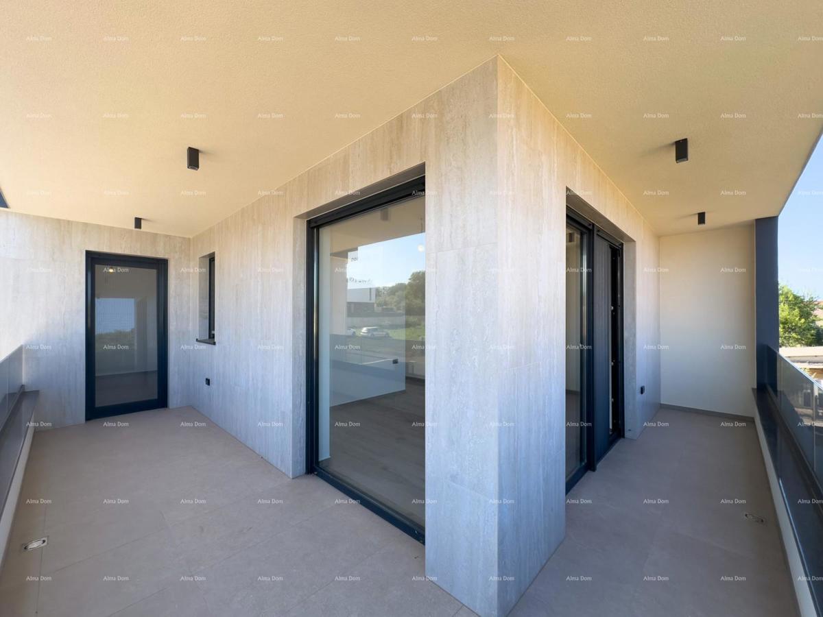 Prodamo vilo dvojček z bazenom in garažo