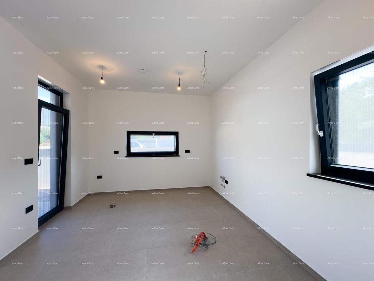 Prodamo vilo dvojček z bazenom in garažo