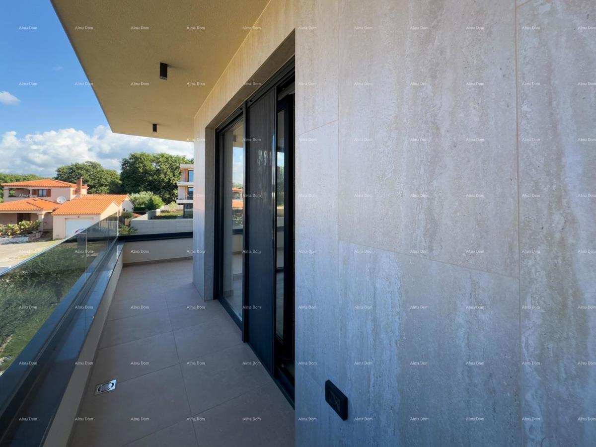 Prodamo vilo dvojček z bazenom in garažo