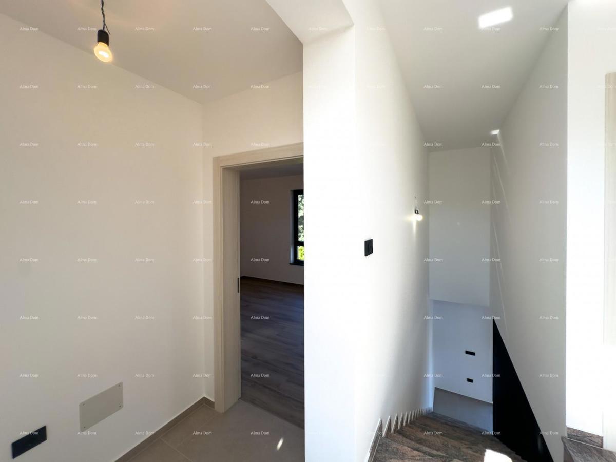 Prodamo vilo dvojček z bazenom in garažo