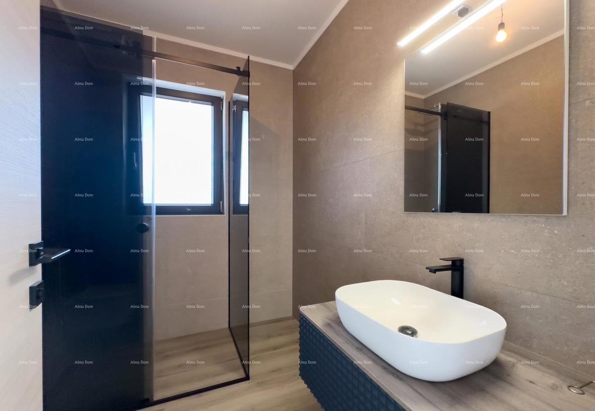 Prodamo vilo dvojček z bazenom in garažo