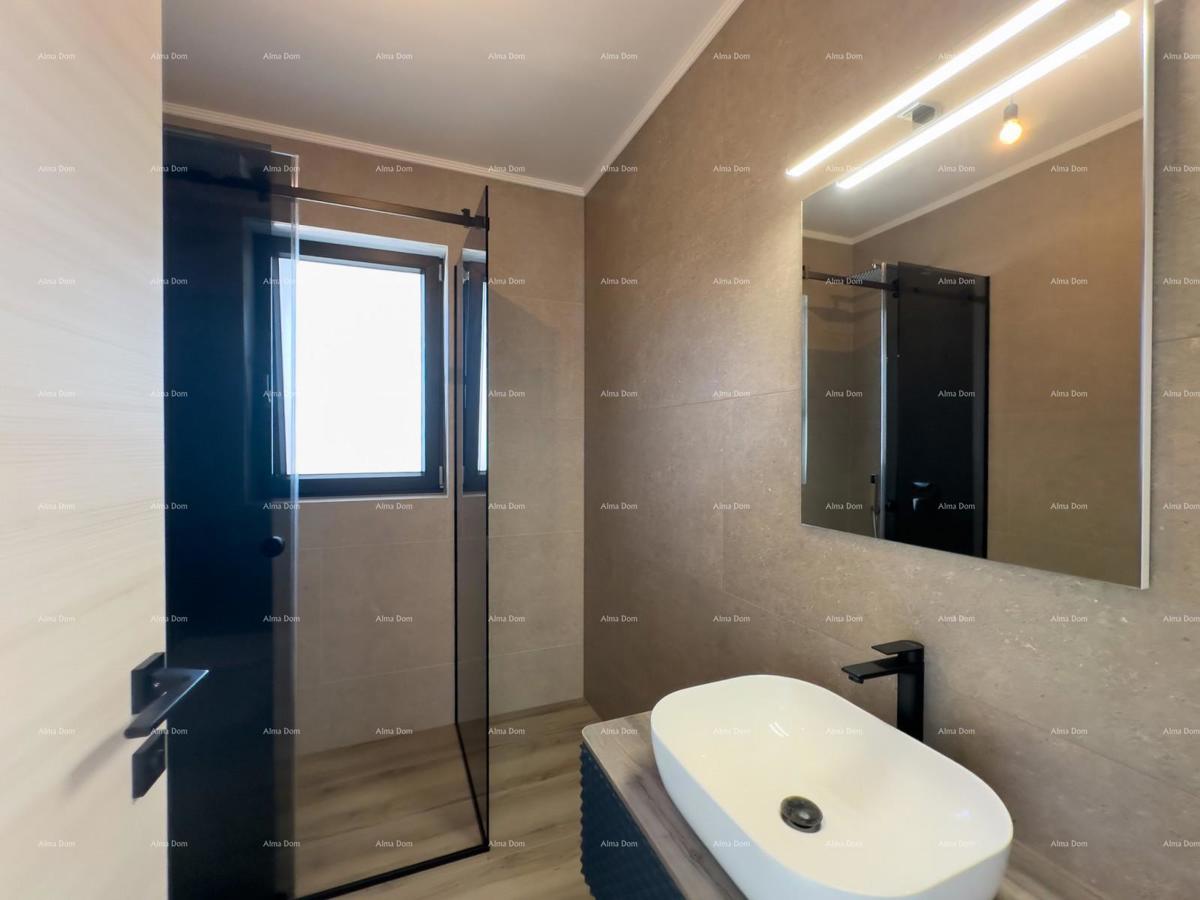 Prodamo vilo dvojček z bazenom in garažo