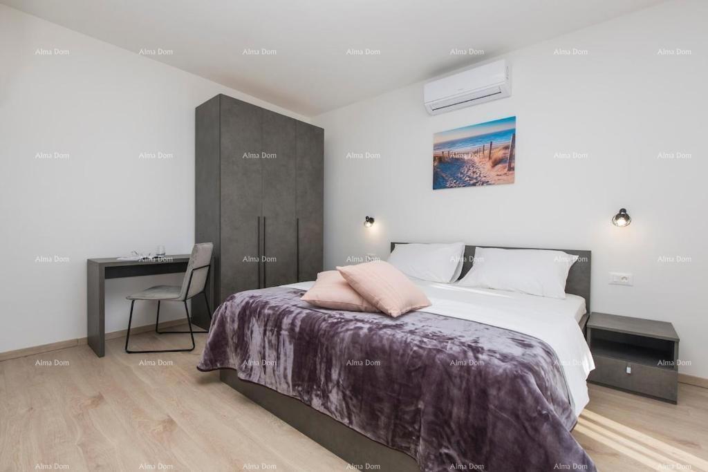 Prekrasna samostojeća hiša s bazenom v Raši, blizu morja