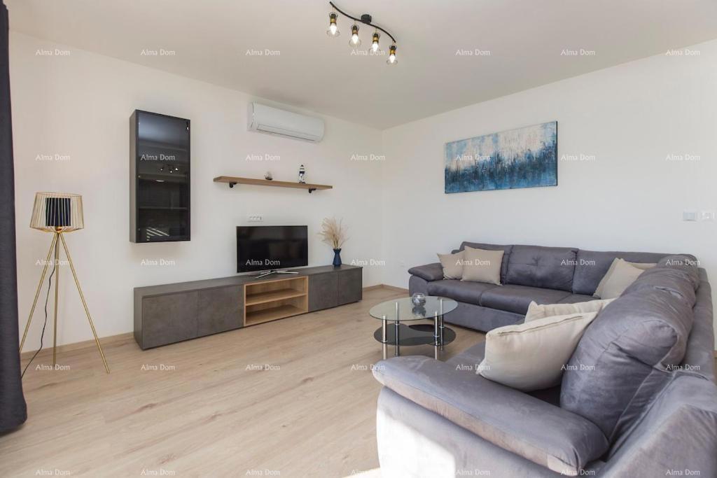 Prekrasna samostojeća hiša s bazenom v Raši, blizu morja