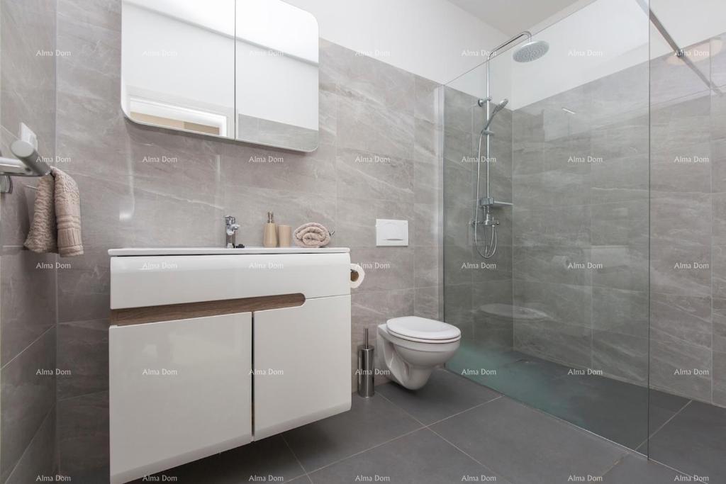 Prekrasna samostojeća hiša s bazenom v Raši, blizu morja