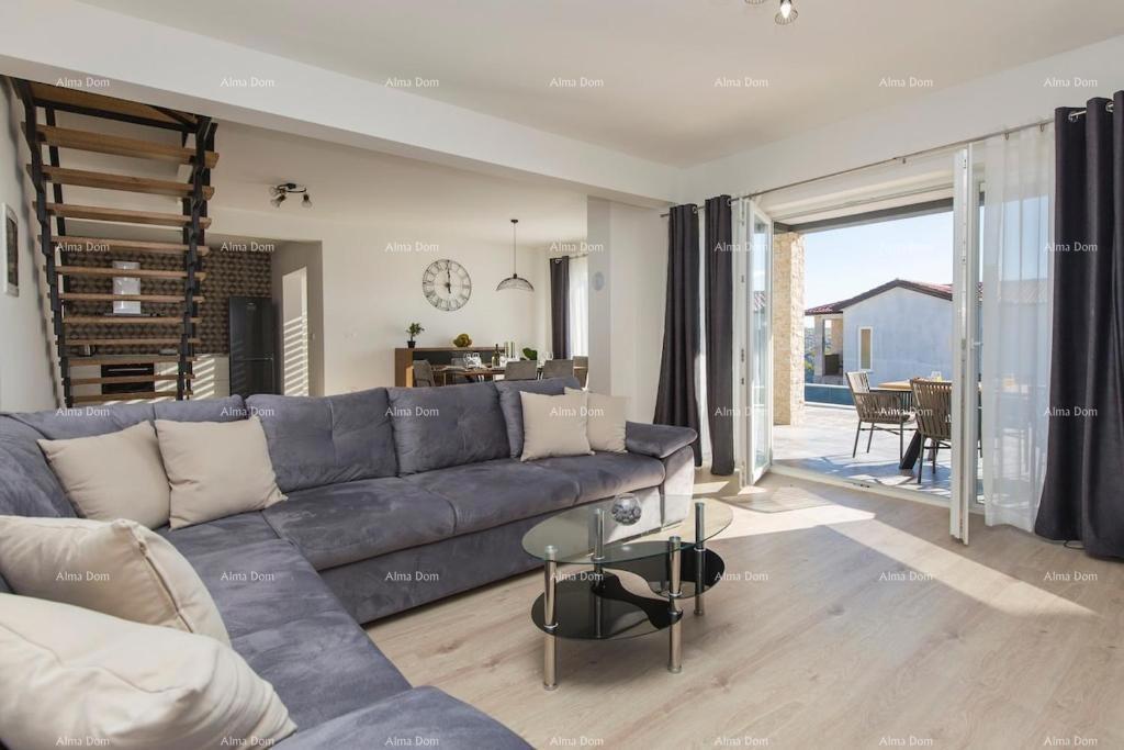 Prekrasna samostojeća hiša s bazenom v Raši, blizu morja