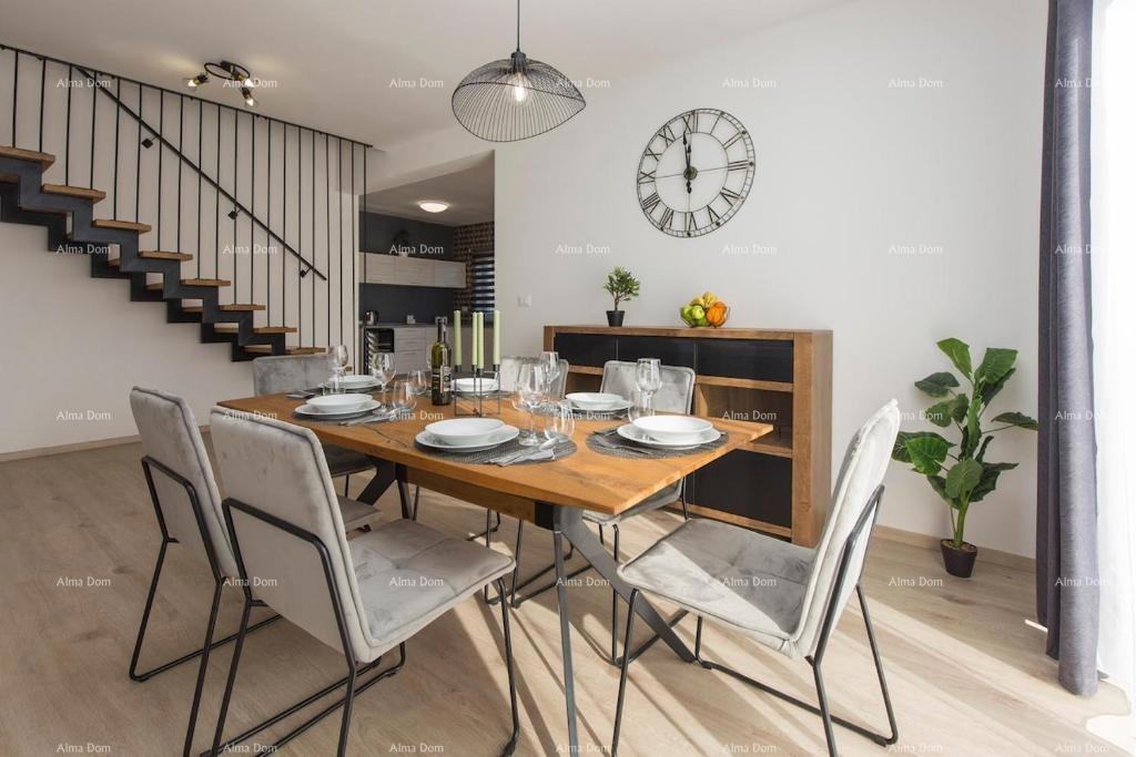 Prekrasna samostojeća hiša s bazenom v Raši, blizu morja