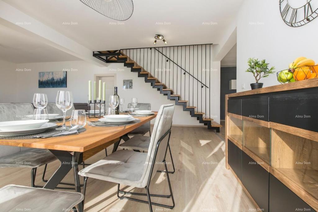 Prekrasna samostojeća hiša s bazenom v Raši, blizu morja