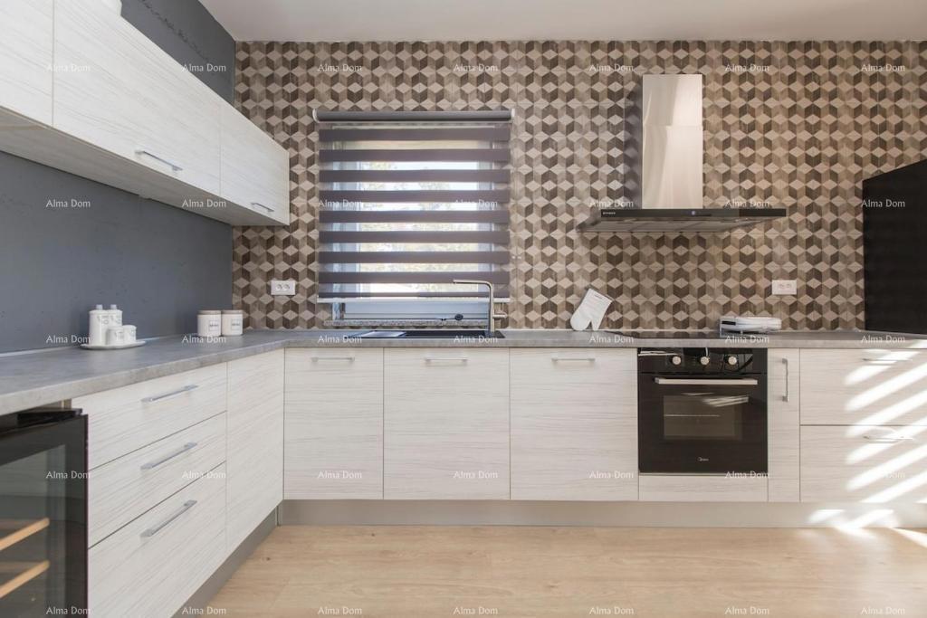 Prekrasna samostojeća hiša s bazenom v Raši, blizu morja