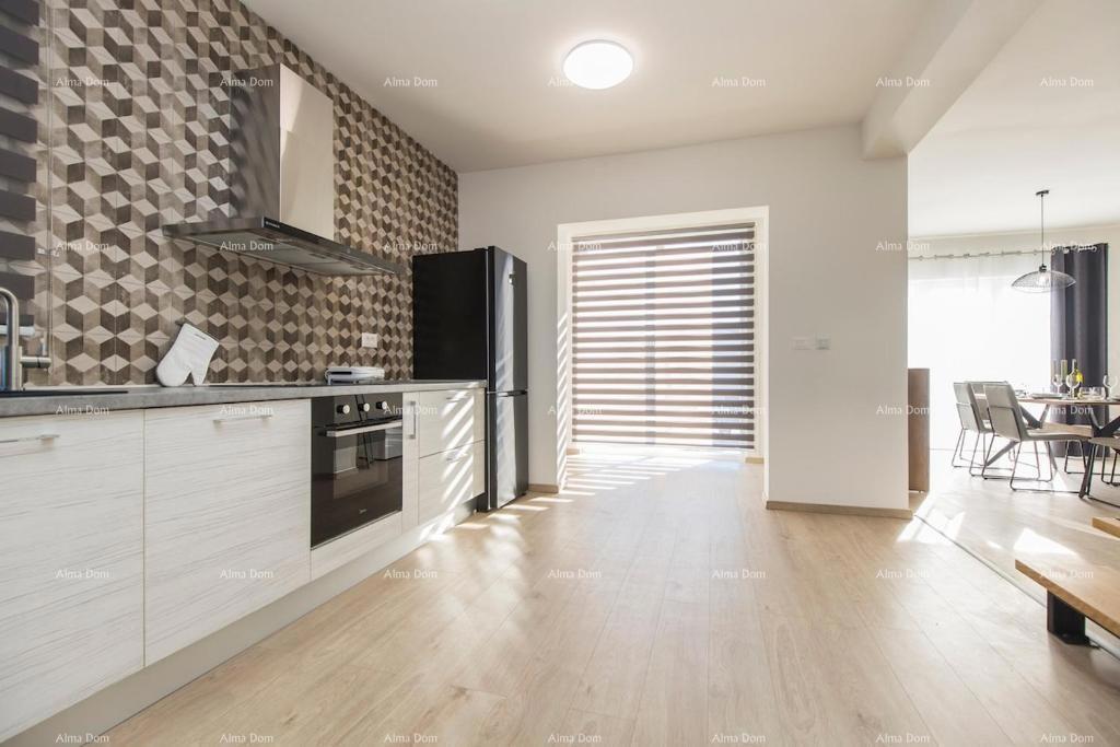 Prekrasna samostojeća hiša s bazenom v Raši, blizu morja