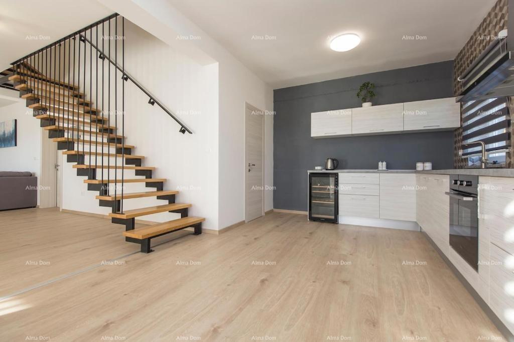 Prekrasna samostojeća hiša s bazenom v Raši, blizu morja