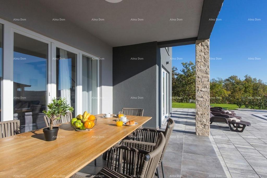 Prekrasna samostojeća hiša s bazenom v Raši, blizu morja