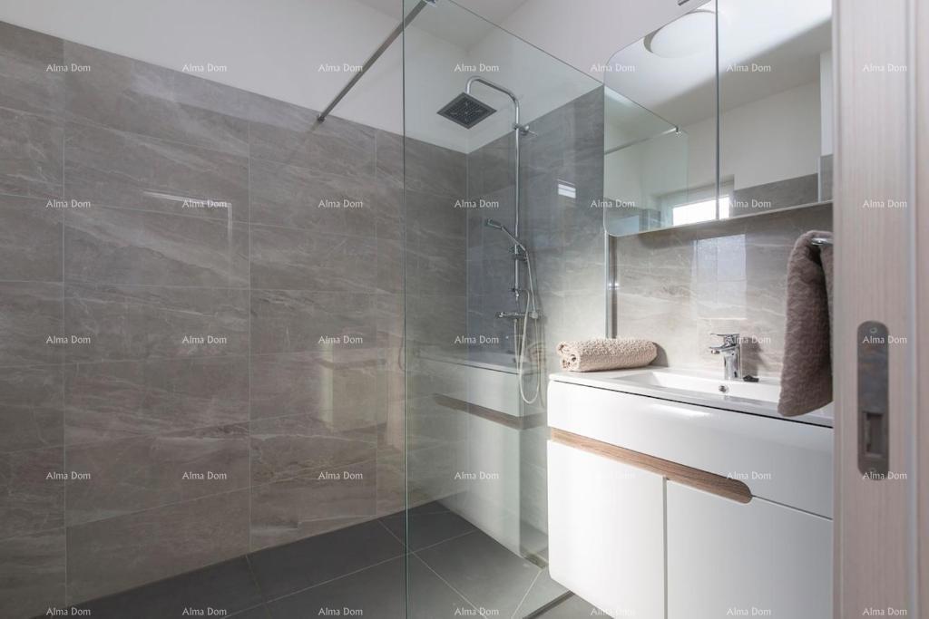 Prekrasna samostojeća hiša s bazenom v Raši, blizu morja