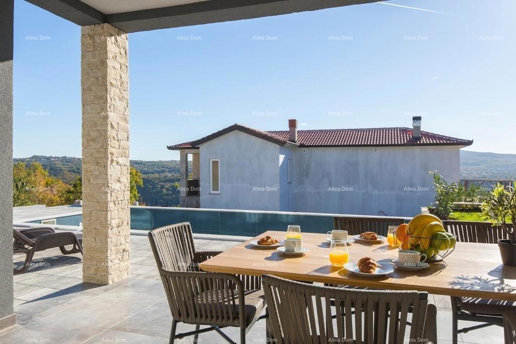 Prekrasna samostojeća hiša s bazenom v Raši, blizu morja