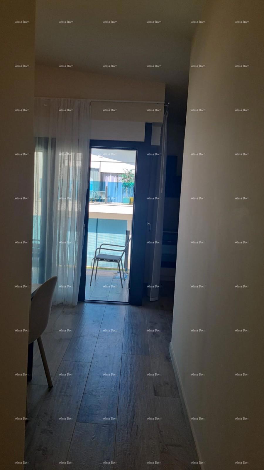 Moderen apartma v bloku E, s parkirnim mestom in shrambo v bližini Umaga!