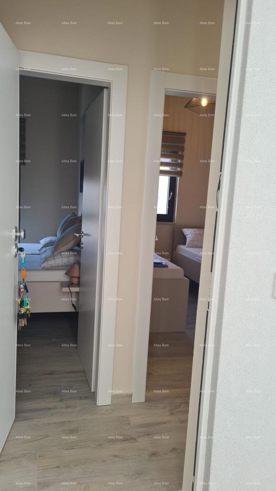 Moderen apartma v bloku E, s parkirnim mestom in shrambo v bližini Umaga!