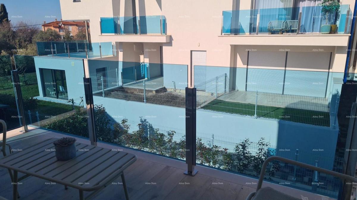 Moderen apartma v bloku E, s parkirnim mestom in shrambo v bližini Umaga!