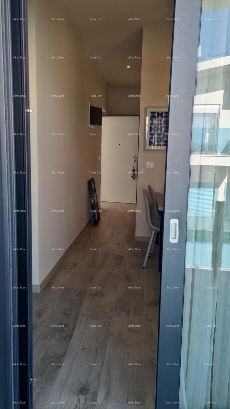 Moderen apartma v bloku E, s parkirnim mestom in shrambo v bližini Umaga!