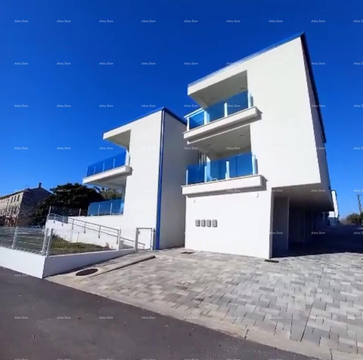 Moderen apartma v bloku E, s parkirnim mestom in shrambo v bližini Umaga!