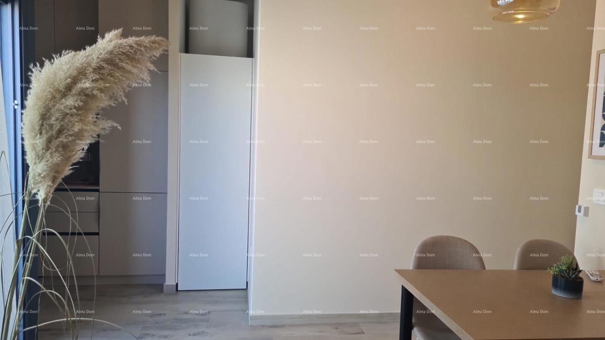 Moderen apartma v bloku E, s parkirnim mestom in shrambo v bližini Umaga!