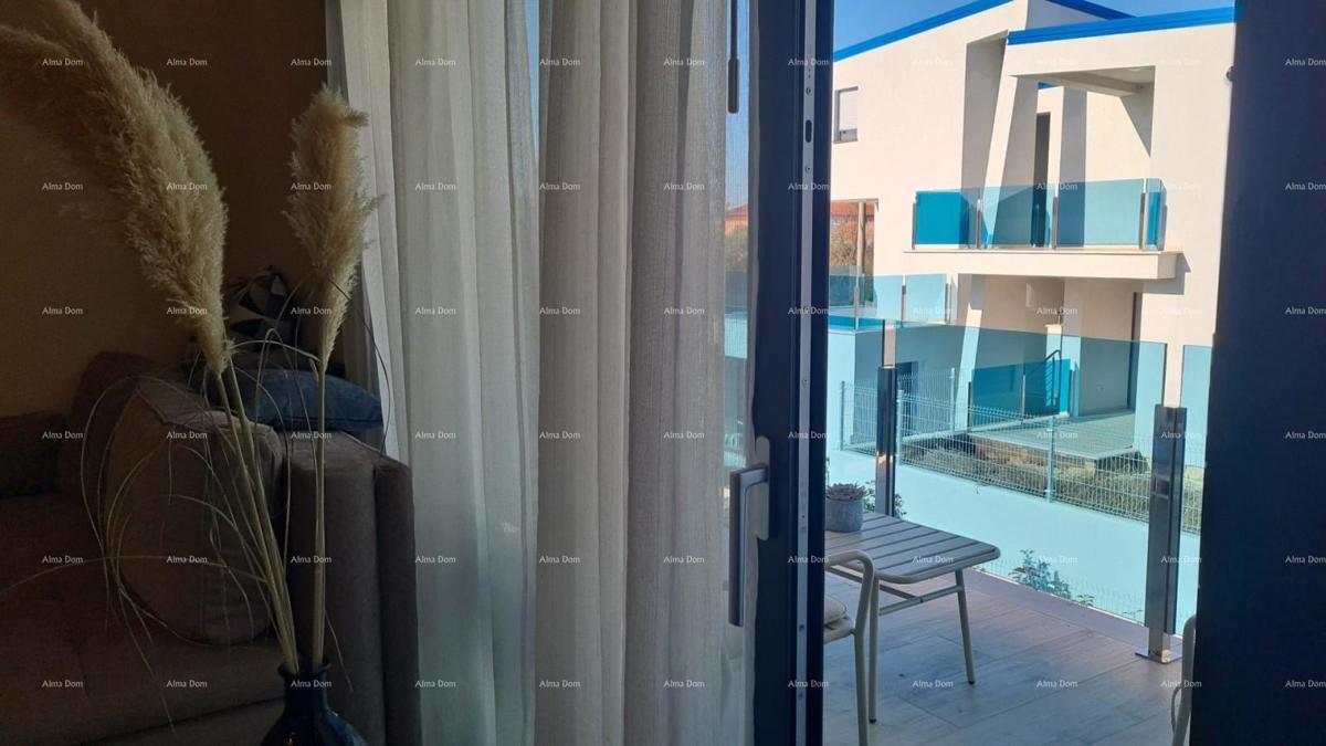 Moderen apartma v bloku E, s parkirnim mestom in shrambo v bližini Umaga!