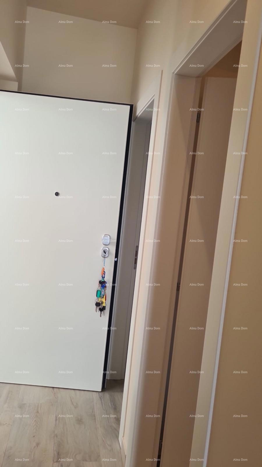 Moderen apartma v bloku E, s parkirnim mestom in shrambo v bližini Umaga!