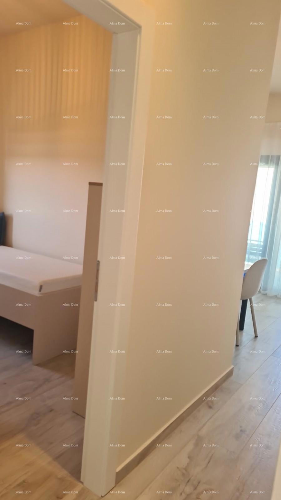 Moderen apartma v bloku E, s parkirnim mestom in shrambo v bližini Umaga!