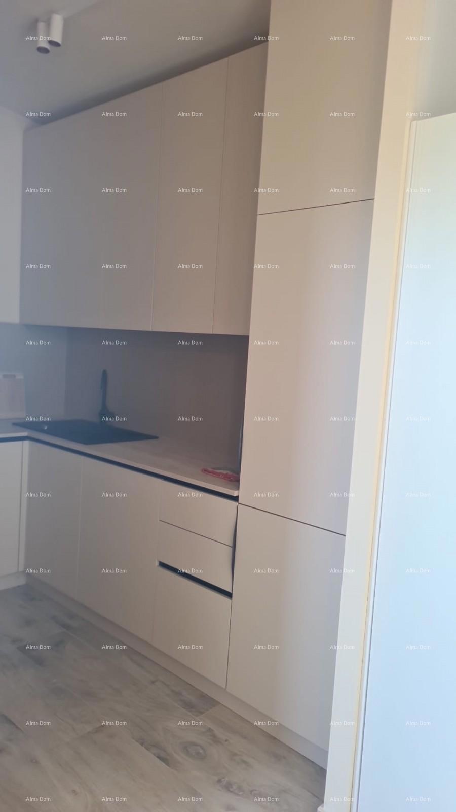 Moderen apartma v bloku E, s parkirnim mestom in shrambo v bližini Umaga!