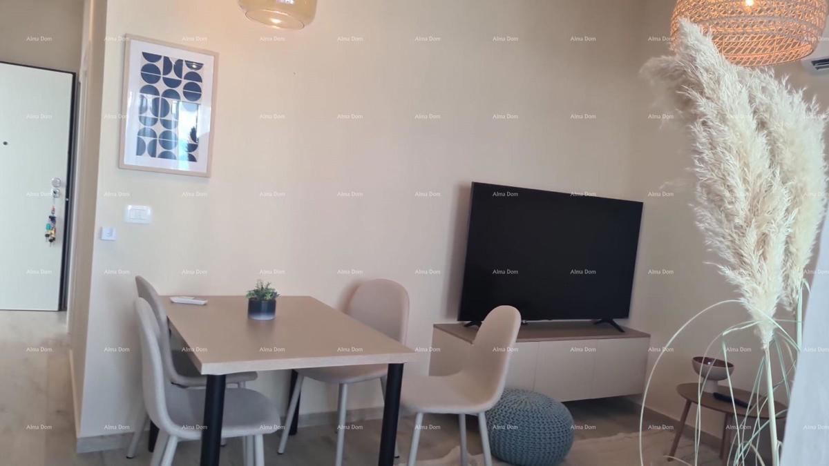 Moderen apartma v bloku E, s parkirnim mestom in shrambo v bližini Umaga!