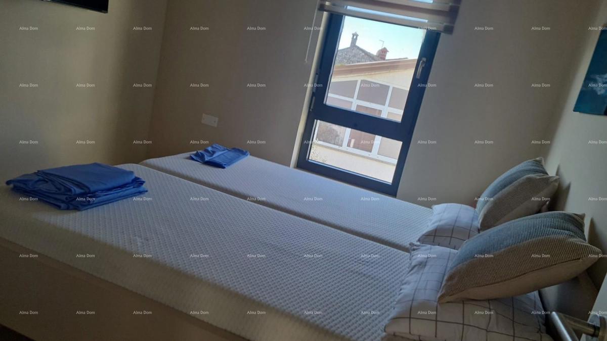 Moderen apartma v bloku E, s parkirnim mestom in shrambo v bližini Umaga!