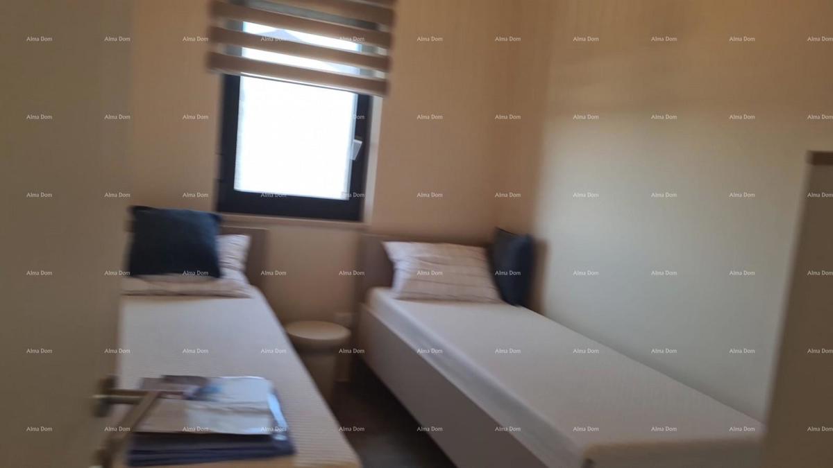 Moderen apartma v bloku E, s parkirnim mestom in shrambo v bližini Umaga!