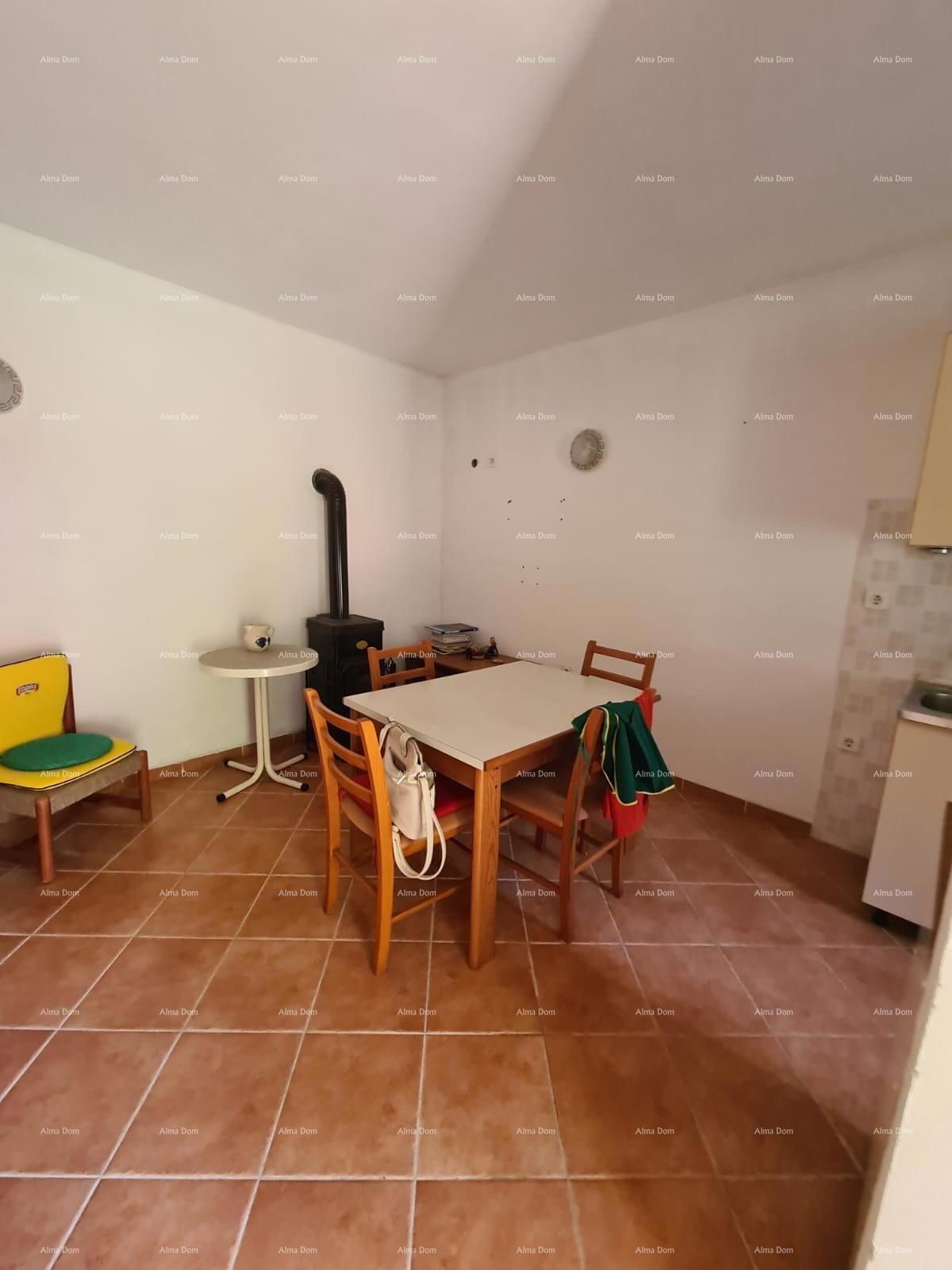 Prodaja hiše z dvoriščem in velikim zemljiščem, Barban