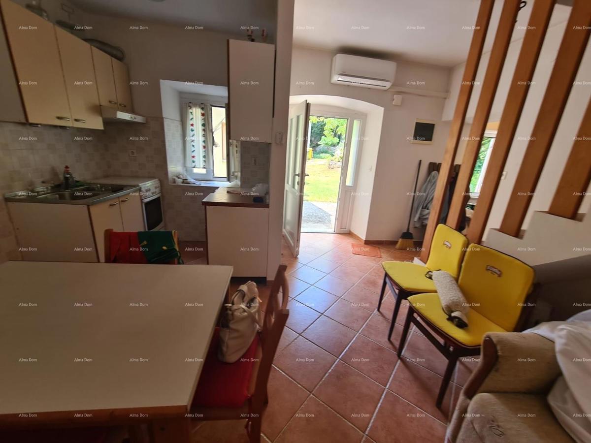 Prodaja hiše z dvoriščem in velikim zemljiščem, Barban