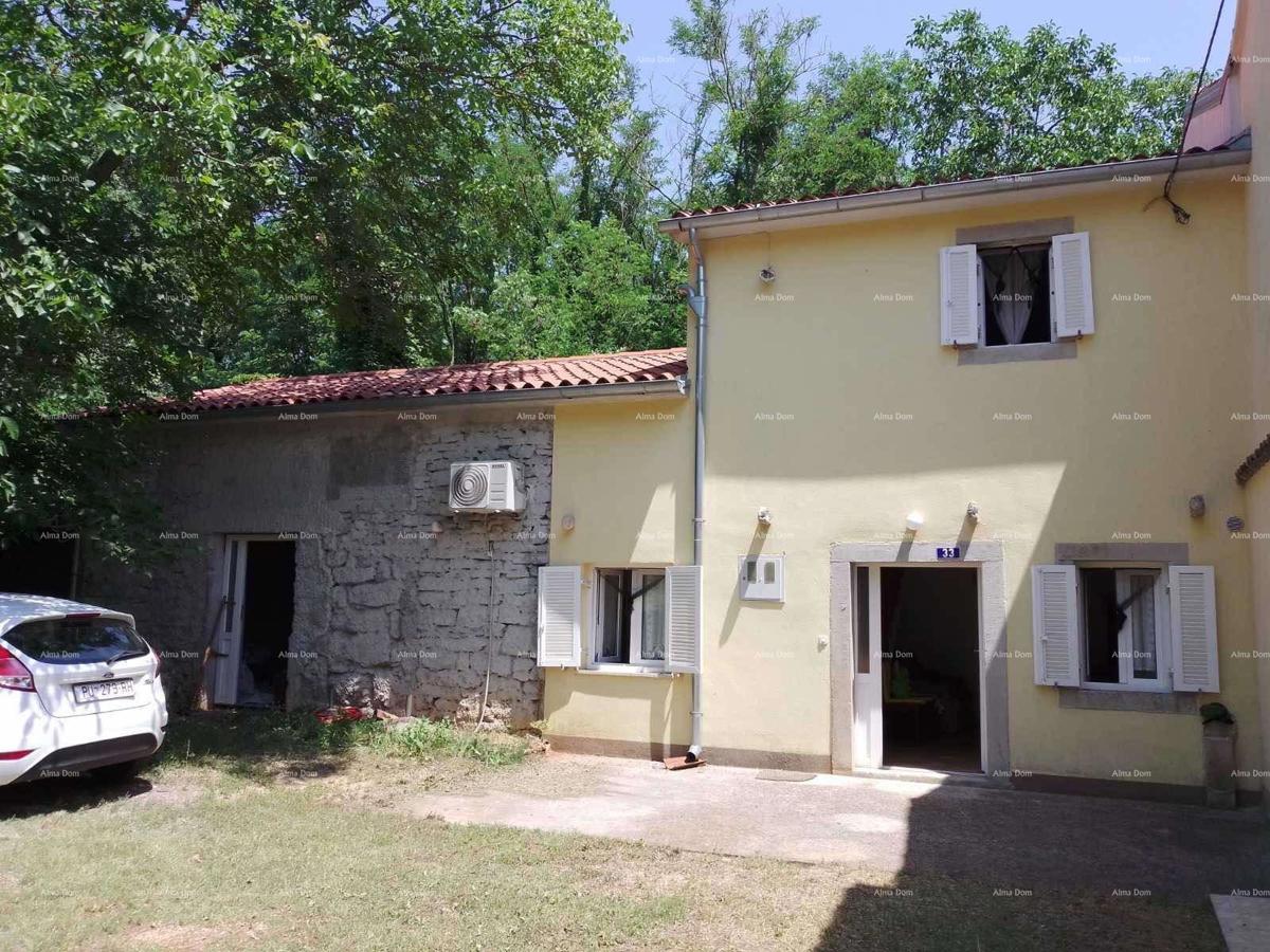 Prodaja hiše z dvoriščem in velikim zemljiščem, Barban