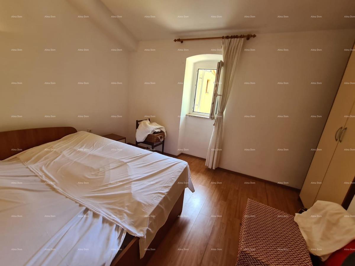 Prodaja hiše z dvoriščem in velikim zemljiščem, Barban