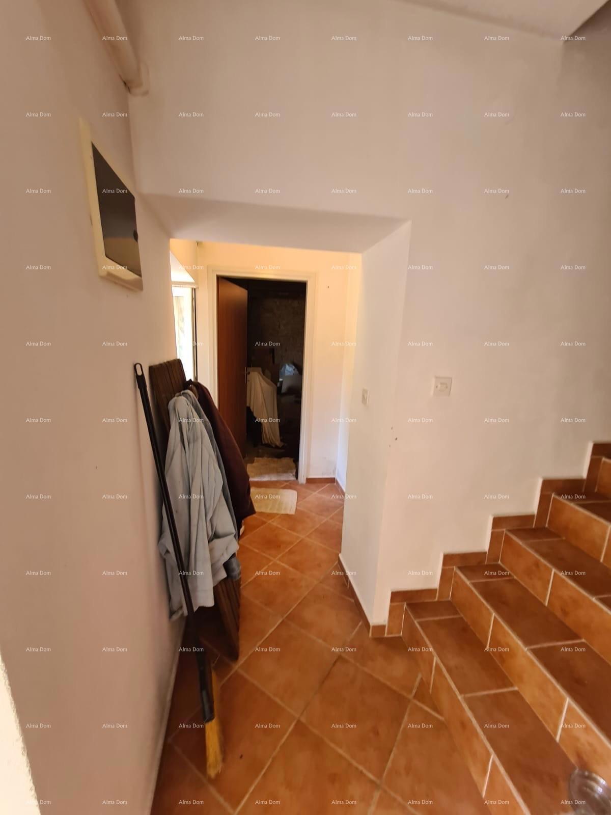 Prodaja hiše z dvoriščem in velikim zemljiščem, Barban