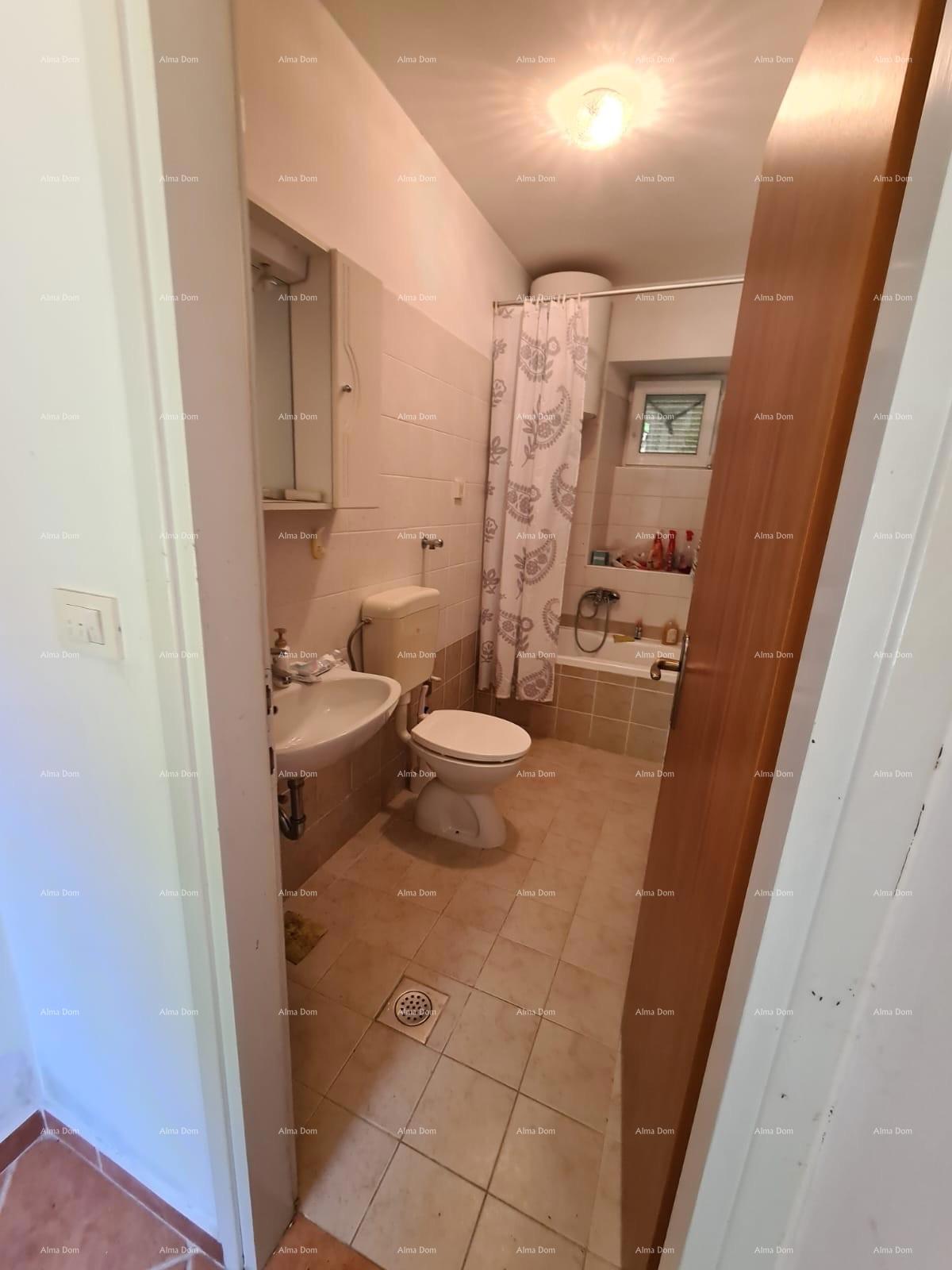 Prodaja hiše z dvoriščem in velikim zemljiščem, Barban